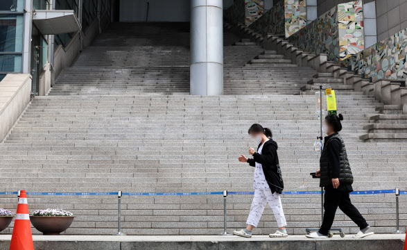 의대정원을 둘러싼 의정갈등이 이어지고 있는 가운데 21일 서울 한 대형병원에서 한 환자와 보호자가 계단 앞을 지나고 있다. (사진=연합뉴스)