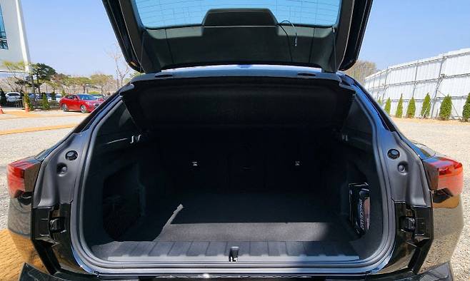 BMW 뉴 X2 트렁크. 이전 세대 대비 휠베이스가 늘어나면서 트렁크 공간도 넉넉해졌다. (사진=이데일리 이다원 기자)