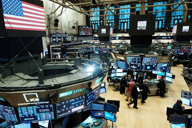 미국 뉴욕증권거래소(NYSE) 입회장에서 트레이더들이 업무를 처리하고 있다. (사진=AFP)
