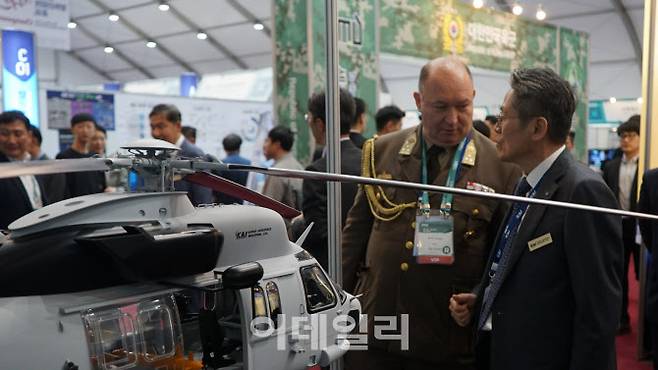 24일 경남 창원 해군사관학교에서 개막한 2024 이순신방위산업전에서 한국항공우주산업(KAI) 관계자가 부수를 방문한 해외 무관에게 자사 제품을 설명하고 있다. (사진=KAI)