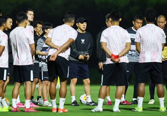 신태용 U-23 인도네시아 축구 국가대표팀 감독이 24일(현지시간) 카타르 도하 카타르 대학교 훈련장에서 선수들과 대화하고 있다. 사진=뉴시스