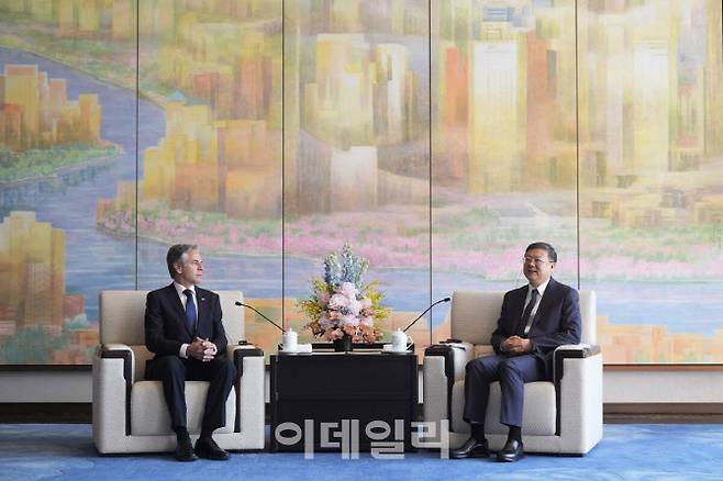 안토니 블링컨과 첸지닝 상하이 당서기가 25일 상하이에서 만나 대화를 하고 있다. [사진=AFP]
