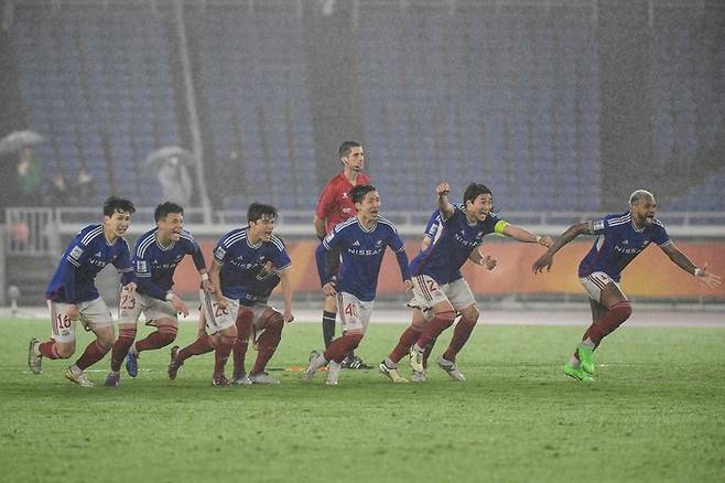 울산을 꺾고 아시아축구연맹 챔피언스리그 결승 진출이 확정되자 기뻐하는 요코하마 선수들