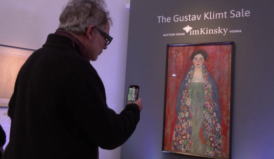 경매에서 공개된 구스타프 클림트 '리저양의 초상'. 〈사진=로이터통신 영상 캡처〉