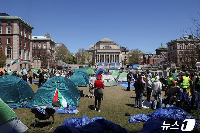 팔레스타인 가자 전쟁이 지속중인 가운데 22일(현지시간) 미국 뉴욕 컬럼비아대학 교정에 친팔레스타인 시위가 벌어지고 있다. 학생들은 교정에 텐트를 치고 수일째 시위를 진행하고 있다. 2024.04.22 ⓒ 로이터=뉴스1 ⓒ News1 최종일 기자