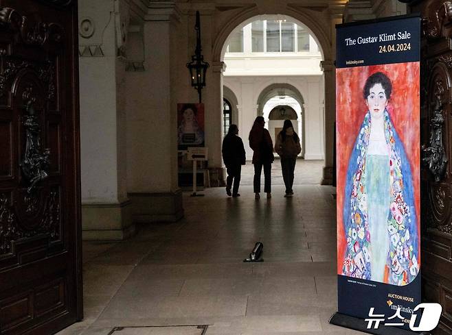 구스타프 클림트의 초상화 '미스 리저의 초상'이 팔린 경매소 ⓒ AFP=뉴스1