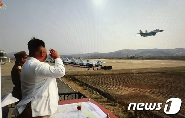 이륙하는 전투기를 향해 거수경례하는 김정은 노동당 총비서. (출처=조선중앙TV 갈무리) ⓒ 뉴스1