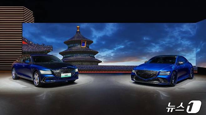 제네시스 브랜드가 25일(현지시각) 중국국제전람중심 순의관(China International Exhibition Center, Shunyi New Hall)에서 열린 '2024 베이징 국제 모터쇼(Auto China 2024)'에서 'G80 전동화 부분변경 모델'을 세계 최초로 공개했다. 이와 함께 고성능 영역으로의 브랜드 확장 의지를 담은 프로그램인 ‘제네시스 마그마’를 소개하고, 이를 적용한 ‘G80 전동화 마그마 콘셉트’를 처음으로 선보였다. (왼쪽부터) G80 전동화 부분변경 모델, G80 전동화 마그마 콘셉트(제네시스 제공)