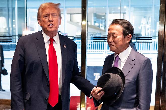 도널드 트럼프 전 대통령(왼쪽)과 아소 다로 일본 자민당 부총재가 23일 뉴욕 트럼프 타워에서 만나 대화를 하고 있다. /AP 연합뉴스