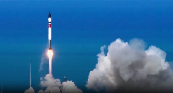 국내 최초로 양산형으로 개발된 '초소형 군집위성' 1호를 실은 우주발사체가 24일 오전 7시 32분(현지시간 오전 10시 32분)에 뉴질랜드 마히아 발사장에서 발사되고 있다./뉴스1