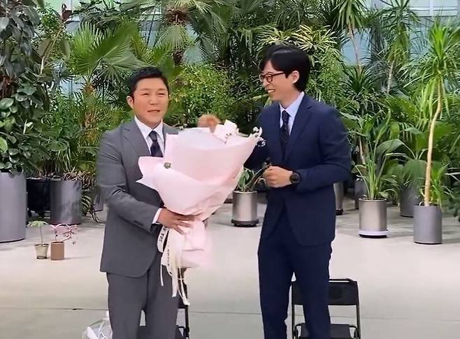 지난 24일 tvN 예능 '유 퀴즈 온 더 블럭' 녹화 도중 방송인 조세호(왼쪽)가 올해 10월 20일 결혼한다고 밝힌 뒤 제작진과 유재석(오른쪽)에게 축하받고 있다./인스타그램 영상 캡처