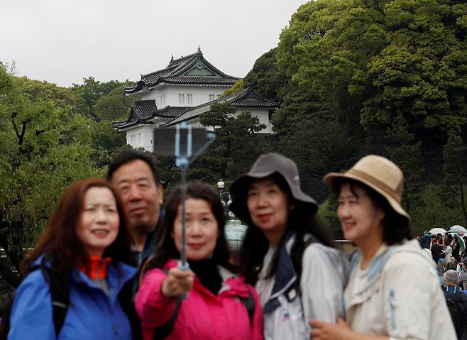 중국인 관광객들이 일본 도쿄에서 기념사진을 촬영하고 있다. /로이터