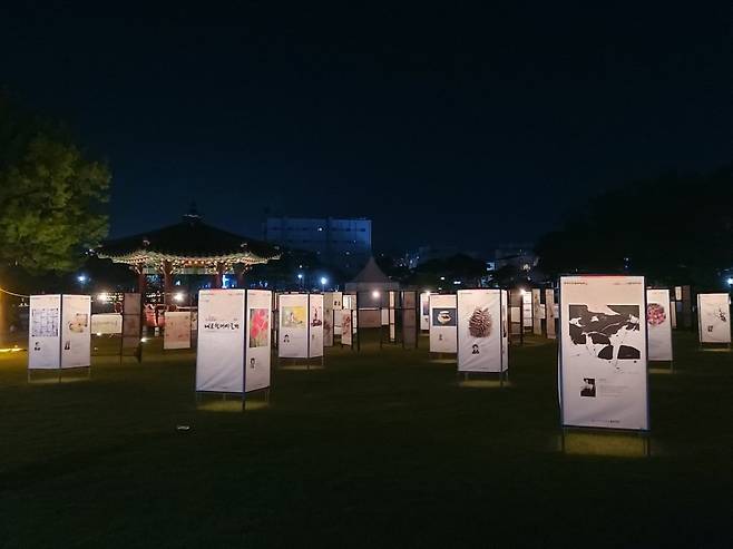 홍성군 홍주읍성 일원에서 개최된 역사인물 축제의 야간 조형물.