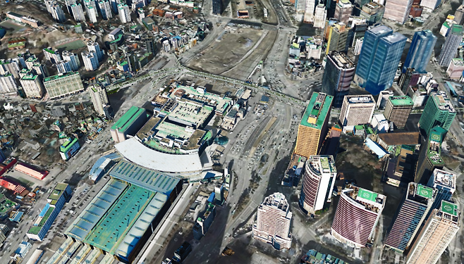 지상철도는 도시 공간을 단절시킨다. 서울역(사진 가운데) 서쪽은 고층 빌딩이 들어선 동쪽 대비 개발이 지연됐다. 사진 속 공터인 서울역 북부 역세권 개발 용지는 ㈜한화 건설부문이 올해 개발할 계획이다. 서울시 SMAP 제공