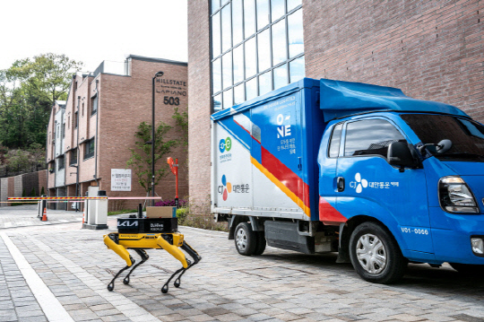 라스트마일 로봇 배송 서비스 실증 사업에 활용된 차량과 로봇개 '스팟(SPOT)'. 기아 제공