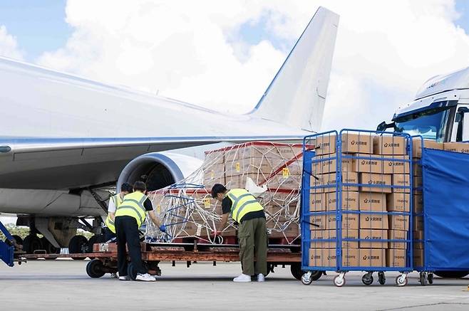 쿠팡 직원들이 수출제품을 비행기에 싣고 있다. [자료:쿠팡]