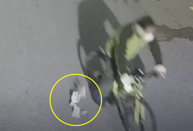 지난 2월27일 오후 9시께 경남 하동군의 한 골목길에서 남성 A씨가 자전거를 타다가 현금 122만원을 떨어뜨리고 있다. /사진=유튜브 '경찰청' 캡처