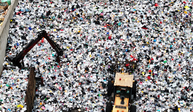지구의 날인 22일 경기도 수원시자원순환센터에 플라스틱 재활용 쓰레기가 가득 쌓여 있다. 연합뉴스
