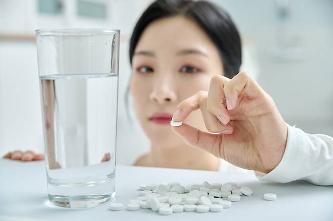 칼슘을 적정량 이상 복용할 경우 요로결석·혈뇨 등의 이상반응이 생길 수 있다. /게티이미지뱅크
