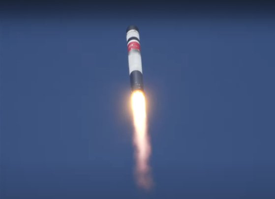 초소형 군집위성 1호를 실은 우주발사체가 24일 오전 7시32분에 뉴질랜드 마히아 발사장에서 발사되고 있다. [뉴스1]