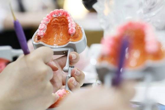 지난해 26일 오후 서울 강남구 코엑스에서 열린 '제20회 서울국제치과기자재전시회(SIDEX2023)'을 찾은 관람객들이 치위생 기구 실습 체험을 하고 있다. 뉴스1