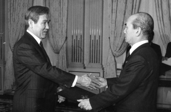 1990년 1월 5일 노태우 대통령이 신임 박태준 민정당 대표위원에게 임명장을 수여하고 있다. 중앙포토