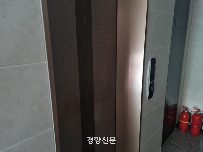 지난 17일 서울 동대문구 대학가 인근 A 건물 엘리베이터가 건물주가 공용 전기 요금을 내지 않아 작동하지 않고 있다. 강한들 기자