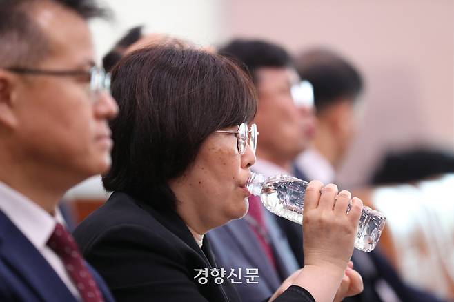유재은 국방부 법무관리관(왼쪽에서 두번째)이 지난해 8월21일 국회 법사위 전체회의에서 물을 마시고 있다. 박민규 선임기자