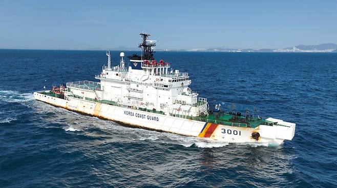 This picture shows South Korea's KCG3001, a 3,000-ton patrol vessel that will be transferred to Ecuador following a memorandum of understanding signed Thursday. The KCG3001 was decommissioned on March 11 after safeguarding South Korean waters for 30 years. (Korea Coast Guard)