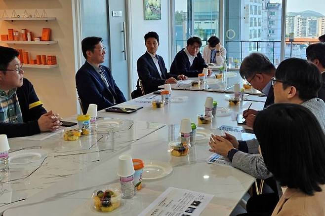 지난 22일 열린 신임 간부 리더십을 위한 '타운 홀 미팅'에서 발언하는 성창훈 조폐공사 사장(왼쪽 두번째). 한국조폐공사