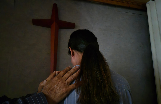 A목사가 24일 서울 강서구 새영교회에서 모이씨 어깨에 손을 얹고 기도하고 있다. A목사는 모이씨와 마니푸르주 교회를 꾸준히 지원하고 있다.