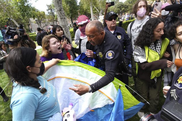경찰이 24일(현지시간) 미국 서던캘리포니아대 캠퍼스에 설치된 팔레스타인 지지 농성 텐트를 강제 해산하고 있다. 연합뉴스