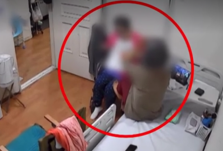 한 장애인 활동지원사가 뇌병변 장애가 있는 60대 여성을 발로 차는 모습이 담긴 CCTV 영상. YTN 캡처