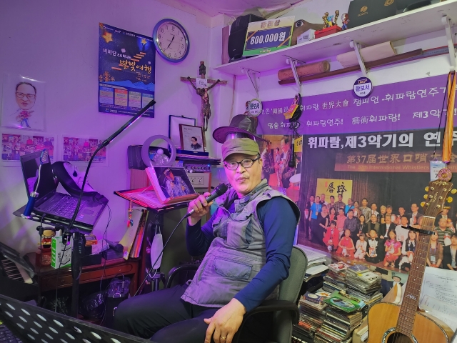 휘파람 연주가 황보서씨가 지난 22일 서울 중구 신당동 한 연주실에서 비틀즈의 '오블라디 오블라다'를 연주하고 있다. 정신영 기자