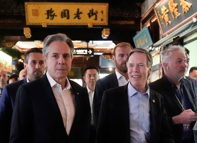 토니 블링컨 미국 국무장관이 중국 측에 타이완 총통 취임식 전후 중국의 도발을 자제해달라고 요청할 전망이다. 사진은 지난 24일(현지시각) 중국 상하이를 방문한 블링컨 국무장관(왼쪽). /사진=로이터