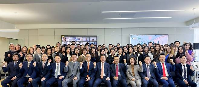 대형 보험사를 거래하는 도매업에 진출한 하용화 솔로몬보험그룹 회장은 사업 시작 5년 만에 모든 빚을 갚고 재정적으로 여력도 생겼다. 수치에 매달리는 사업적 목표를 뒤로 하고 커뮤니티를 중시하는 경영자로서의 길을 당당히 걷겠다는 게 그의 새로운 목표가 됐다.