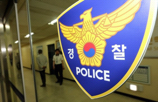 경찰서 내부에 설치된 경찰 상징물. 연합뉴스 자료 사진