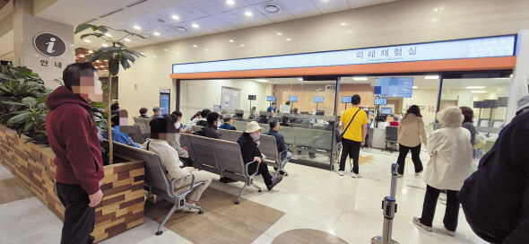 의과대학 교수들 사직서 효력이 발생하는 25일 오전 서울성모병원에서 환자들이 외래 채혈을 기다리고 있다. 김용재 기자