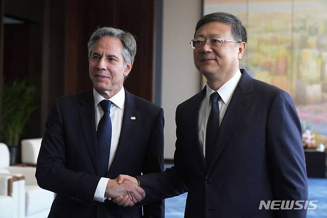 [상하이=AP/뉴시스] 중국을 방문 중인 토니 블링컨 미국 국무장관(왼쪽)이 25일 중국 상하이에서 천지닝 상하이시 당서기과 회담에 앞서 악수하고 있다. 2024.04.25