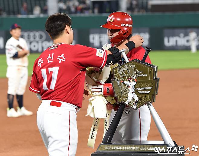 SSG 최정이 4월 24일 사직 롯데 자이언츠전에서 개인 통산 468호 홈런을 기록하며 KBO 리그 통산 홈런 신기록을 갈아치운 뒤 같은 팀 주장 추신수에게 축하를 받고 있다. 부산, 김한준 기자