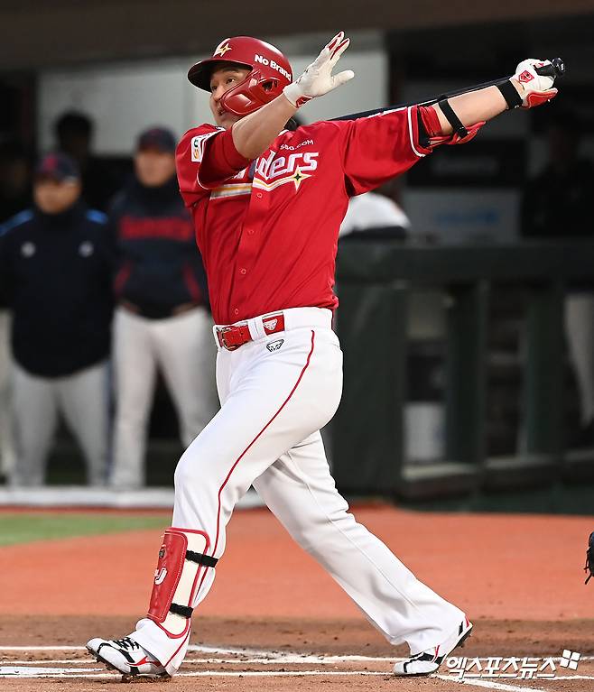 SSG 최정이 4월 24일 사직 롯데 자이언츠전에서 개인 통산 468호 홈런을 기록하며 KBO 리그 통산 홈런 신기록을 갈아치웠다. 최정은 첫 타석에선 2루타를 치며 부상 뒤 장타 감각을 끌어올렸다. 부산, 김한준 기자