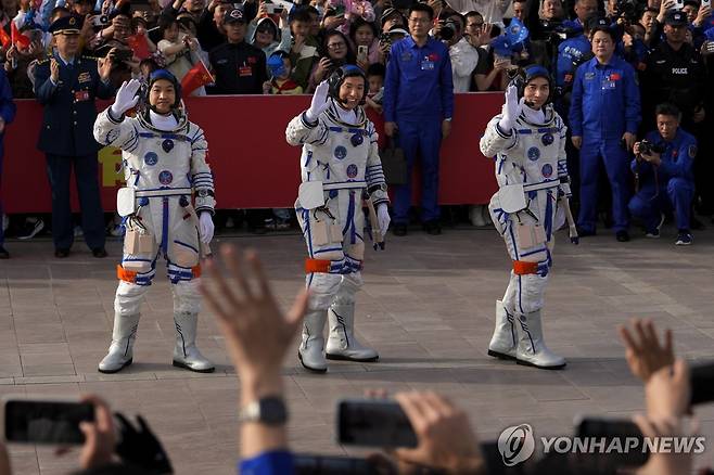 우주로 떠나는 중국 선저우 18호 비행사들 [AP=연합뉴스]
