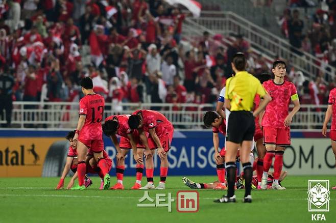 한국 U-23 축구대표팀 선수들이 26일(한국시간) 카타르 도하 압둘라 빈 칼리파 스타디움에서 열린 AFC U-23 아시안컵 한국과 인도네시아의 8강전에서 승부차기 끝에 패한 뒤 아쉬워하고 있다. 사진=대한축구협회