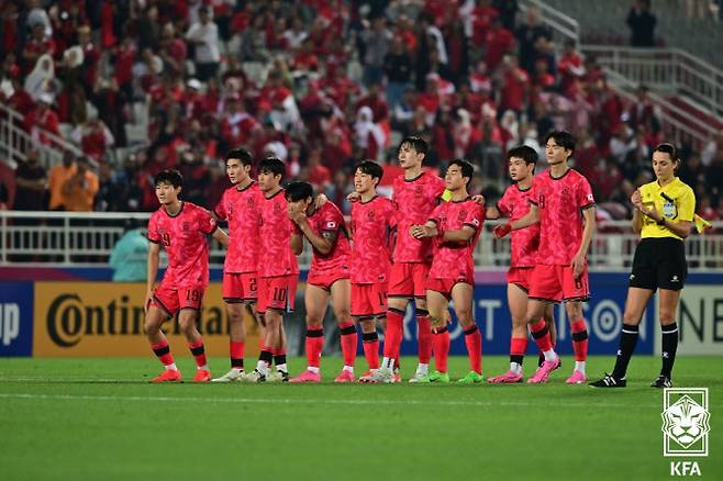 26일(한국시간) 카타르 도하 압둘라 빈 칼리파 스타디움에서 열린 2024 아시아축구연맹(AFC) 23세 이하(U-23) 아시안컵 8강 한국과 인도네시아의 경기에서 우리 팀의 실축이 나오자 선수들이 안타까워하고 있다. 한국은 인도네시아와 2-2로 승부를 가리지 못한 뒤 승부차기에서 10-11로 패했다. 1988년 서울 올림픽부터 매번 본선 무대에 올랐던 한국은 이번 패배로 10회 연속 본선 진출이 무산됐다. 사진=대한축구협회