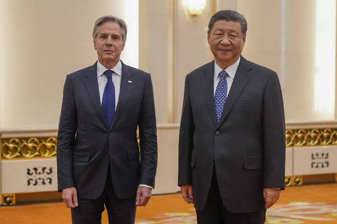 시진핑(오른쪽) 중국 국가주석이 26일 중국 베이징 인민대회당에서 토니 블링컨 미국 국무장관을 만나 기념촬영하고 있다. (사진=AFP)