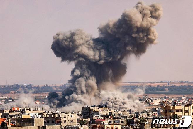 가자지구 남부 라파 일대에 이스라엘군이 쏜 것으로 추정되는 포탄 연기가 치솟고 있다. 2023.10.19. ⓒ AFP=뉴스1 ⓒ News1 김성식 기자