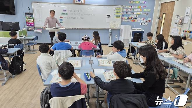 경북교육청은 26일 1수업 2교사제 운영을 위해 이번 학기에 도내 초중학교 128교에 협력 강사 147명을 배치했다고 밝혔다.