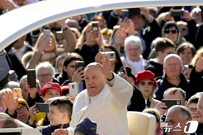프란치스코 교황이 24일 교황 차량편으로 수요 일반 알현을 주관할 바티칸 내 성베드로 광장으로 향하며 신도들에게 손을 흔들고 있다. 2024.04.24 ⓒ AFP=뉴스1 ⓒ News1 박재하 기자