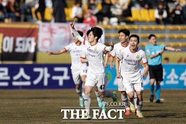 올 시즌 윤정환 감독의 지휘 아래 공격 축구를 펼치고 있는 강원 FC가 하나은행 K리그1 9라운드에서 탄탄한 수비력을 자랑하는 김천 상무와 맞대결을 펼친다./K리그