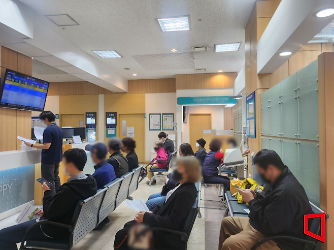 서울 동작구 중앙대병원에서 환자들이 대기하고 있다. [사진=이서희 기자]